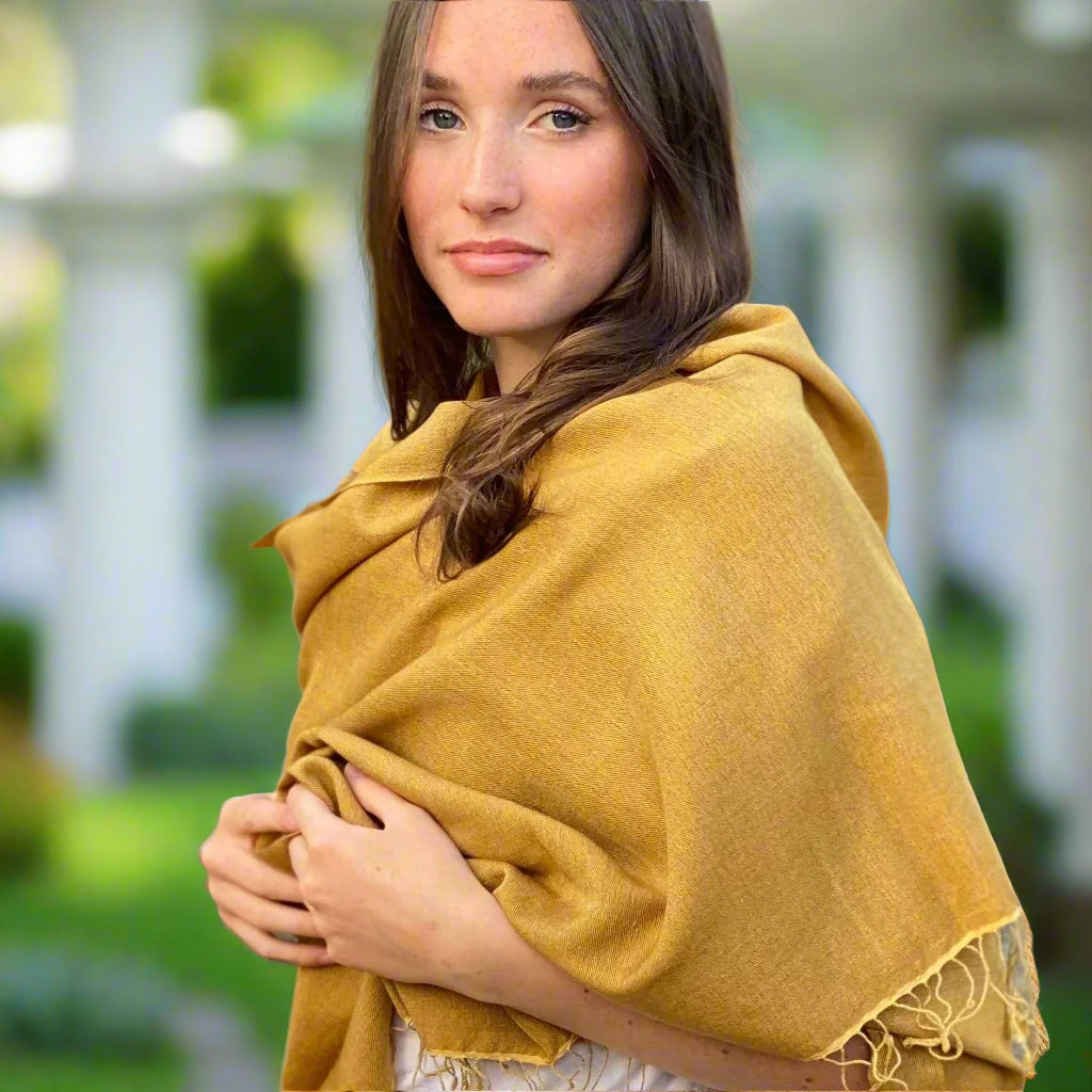 Scialle in pashmina pura bicolore con ricamo a mano Sozni, scialle in Scialle in pashmina pura bicolore con ricamo a mano Sozni, scialle in